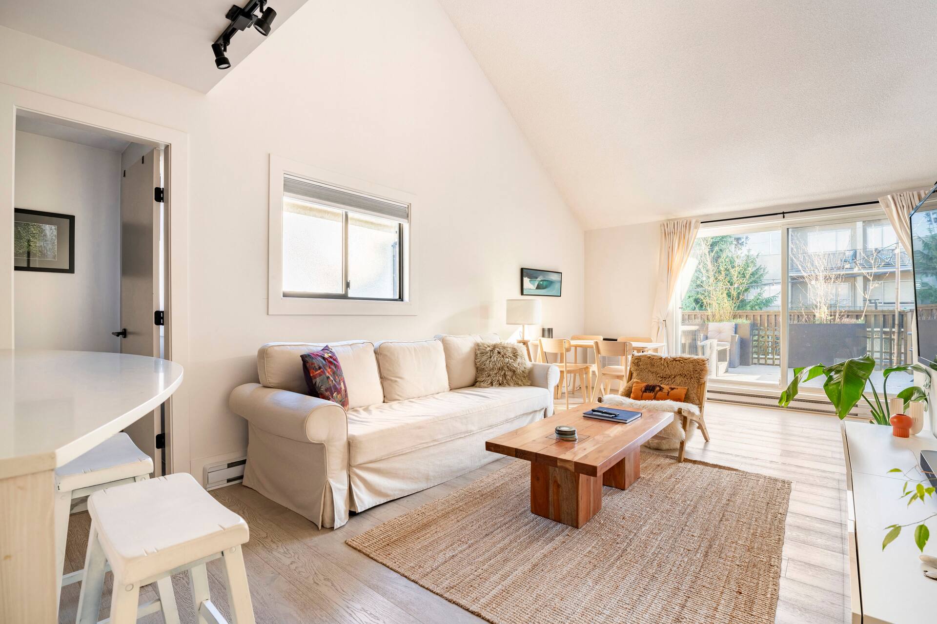 Kitsilano Loft w/Sunny deck & Parking by Beach
