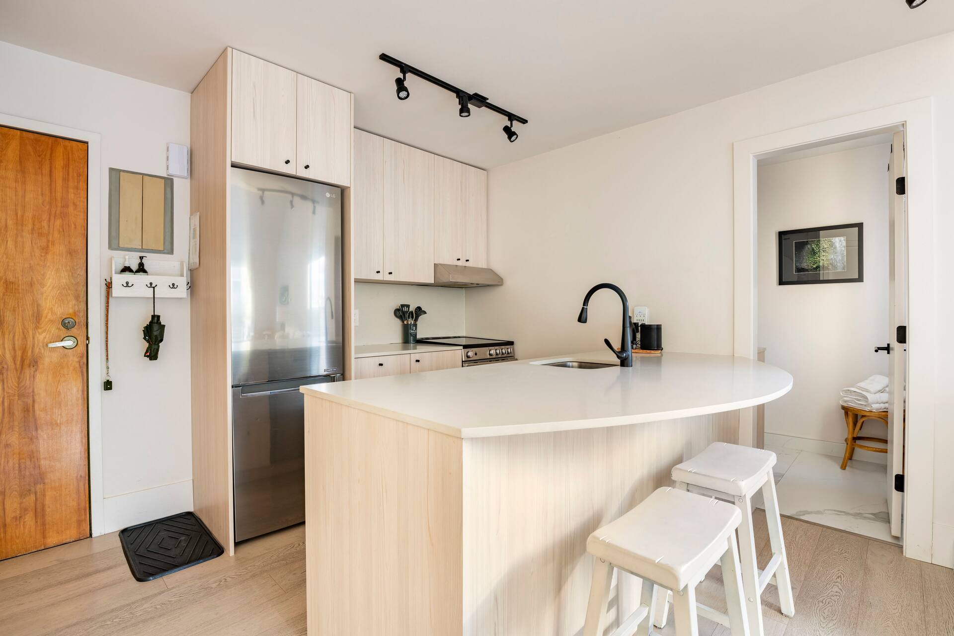 Kitsilano Loft w/Sunny deck & Parking by Beach — Foto 5