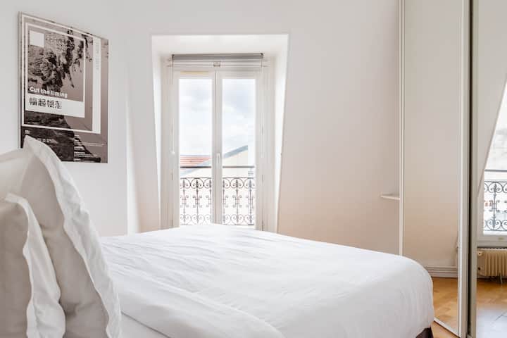 kitanda kipya cha malkia kilicho na makabati makubwa ya milango inayoteleza