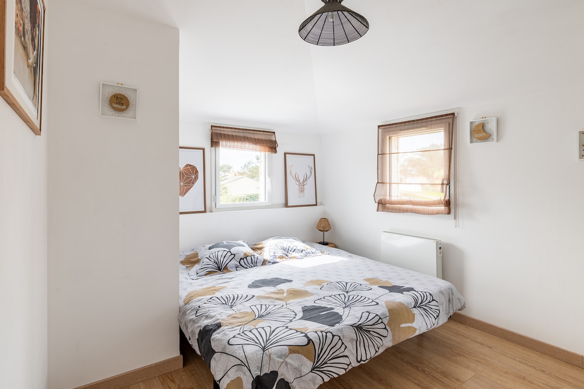 房间"fou de bassan" ，地板西翼， 180张加大双人床，可分为2张床90厘米