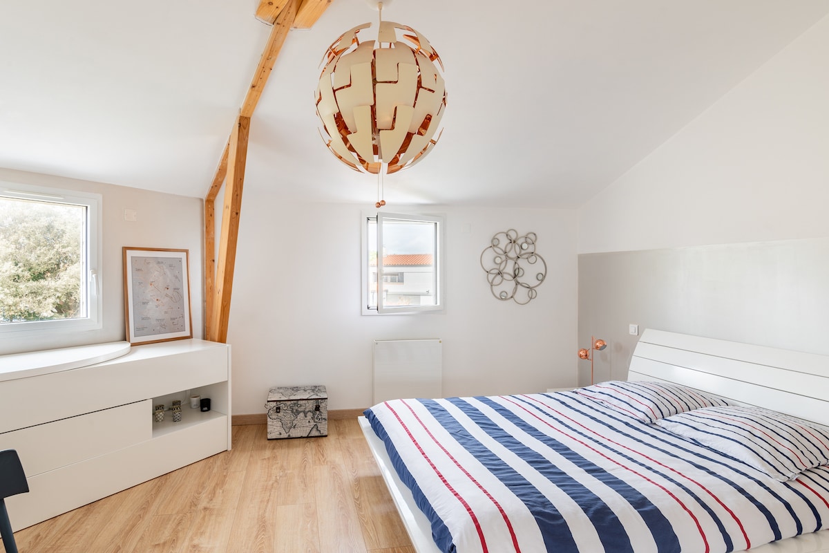 「蓝胸」房间，经典的140张床，配有书桌和抽屉柜，西翼地板