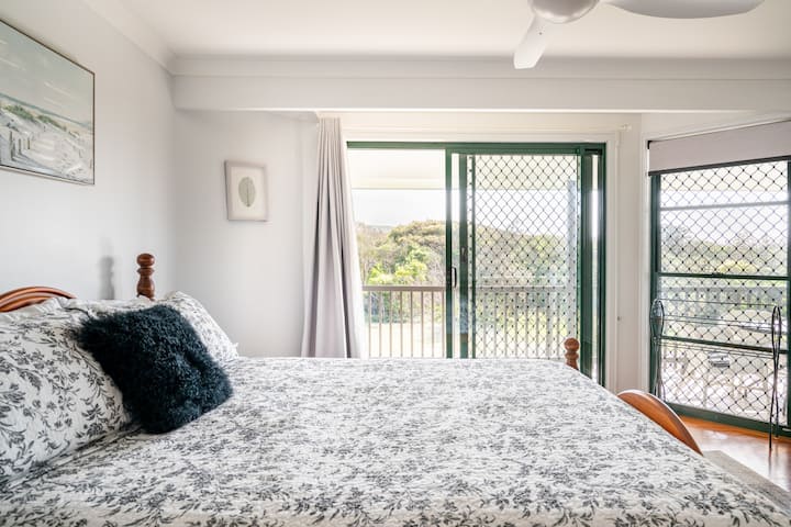 ห้องนอนหลักชั้นบนมองออกไปเห็นอุทยานแห่งชาติคูลูล่า ชมพระอาทิตย์ขึ้นจากเตียง!