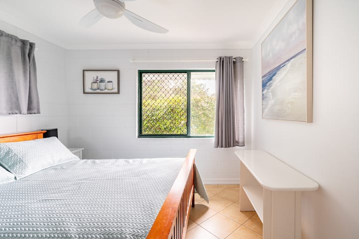 ห้องนอนหลักชั้นล่าง 