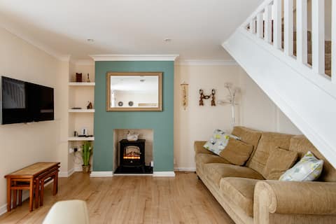 Chepstow Town. Welsh Cottage.