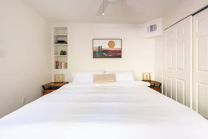 Chumba cha kulala #3 (chini ya ghorofa) kina kitanda kikubwa cha King, mashuka meupe, sehemu za Kusini Magharibi na baraza ya kujitegemea yenye ufikiaji wa ua wa nyuma. 