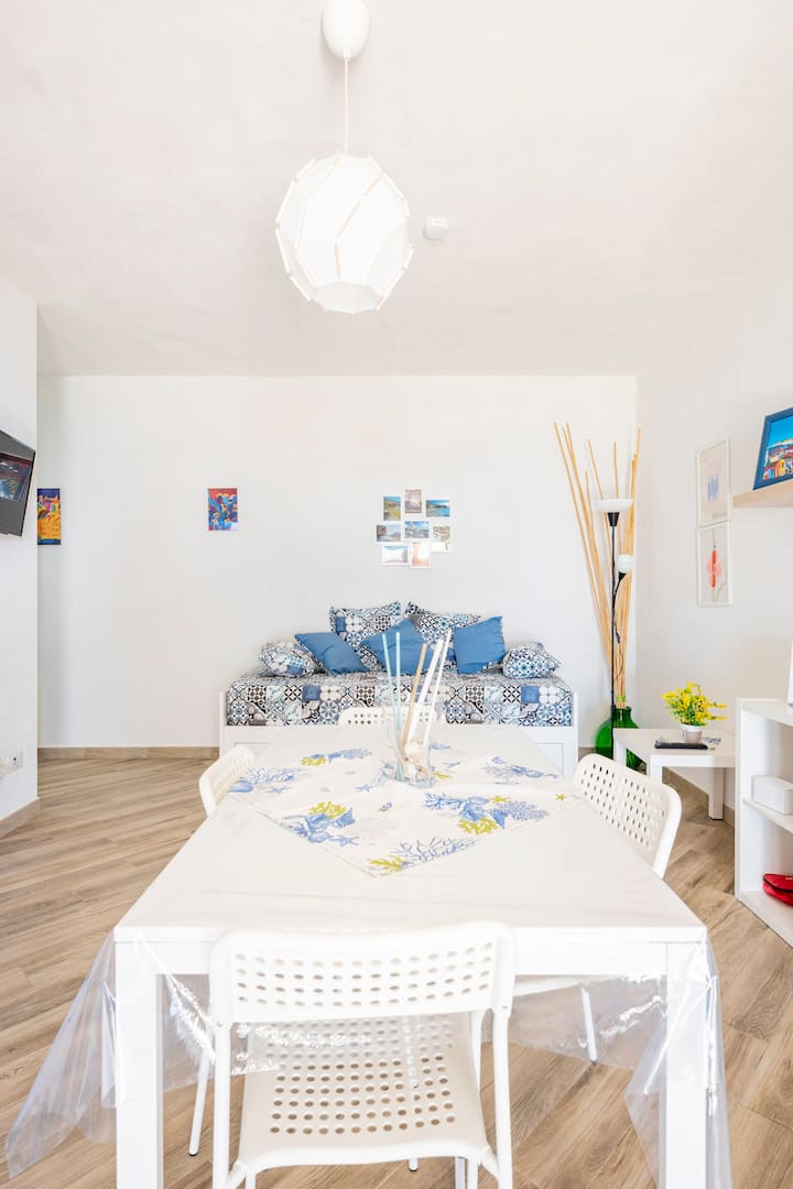 Hlavná izba s rozkladacou pohovkou a stolom