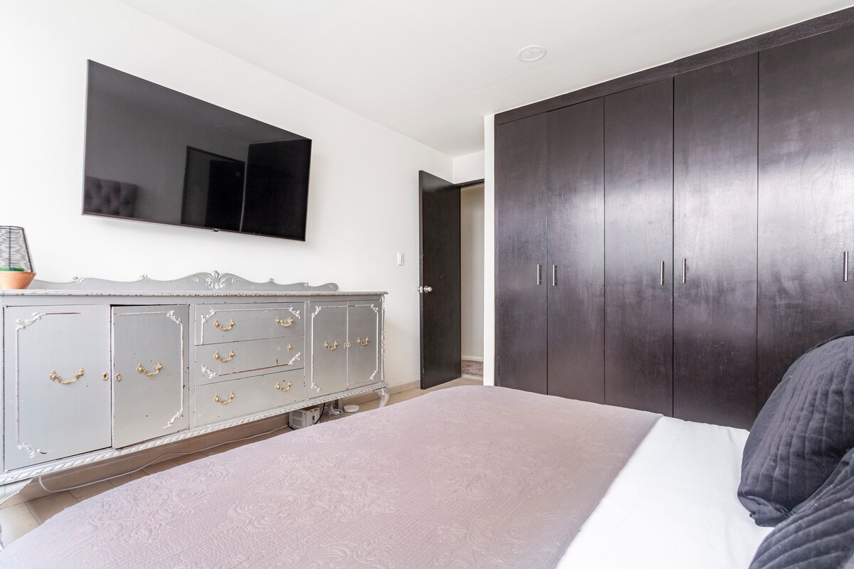 ห้องนอนมีทีวีขนาดใหญ่