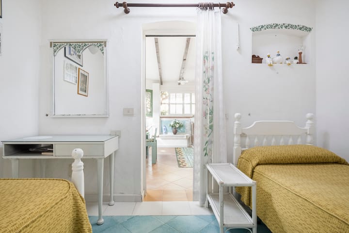 卧室两张单人床和独立卫生间