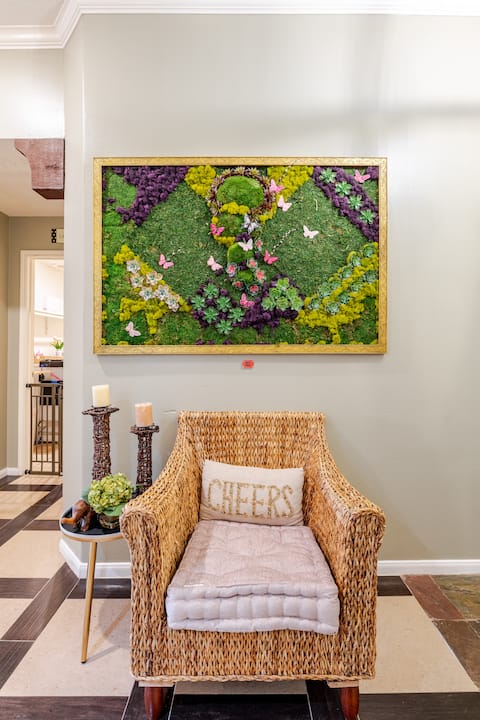Successful Airbnb property: Safe/Cozy/Fireplace/ Outdoor Seating Free Netflix in Greater Greenspoint