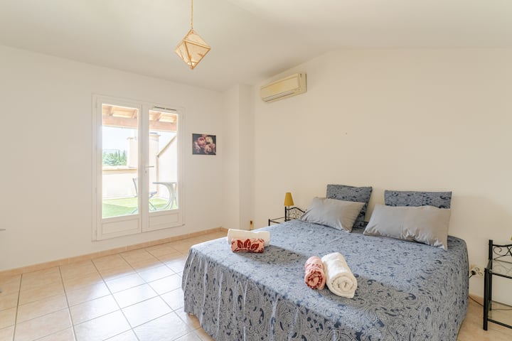 Grande chambre climatisée avec lit en 160. Accès terrasse sans vis à vis