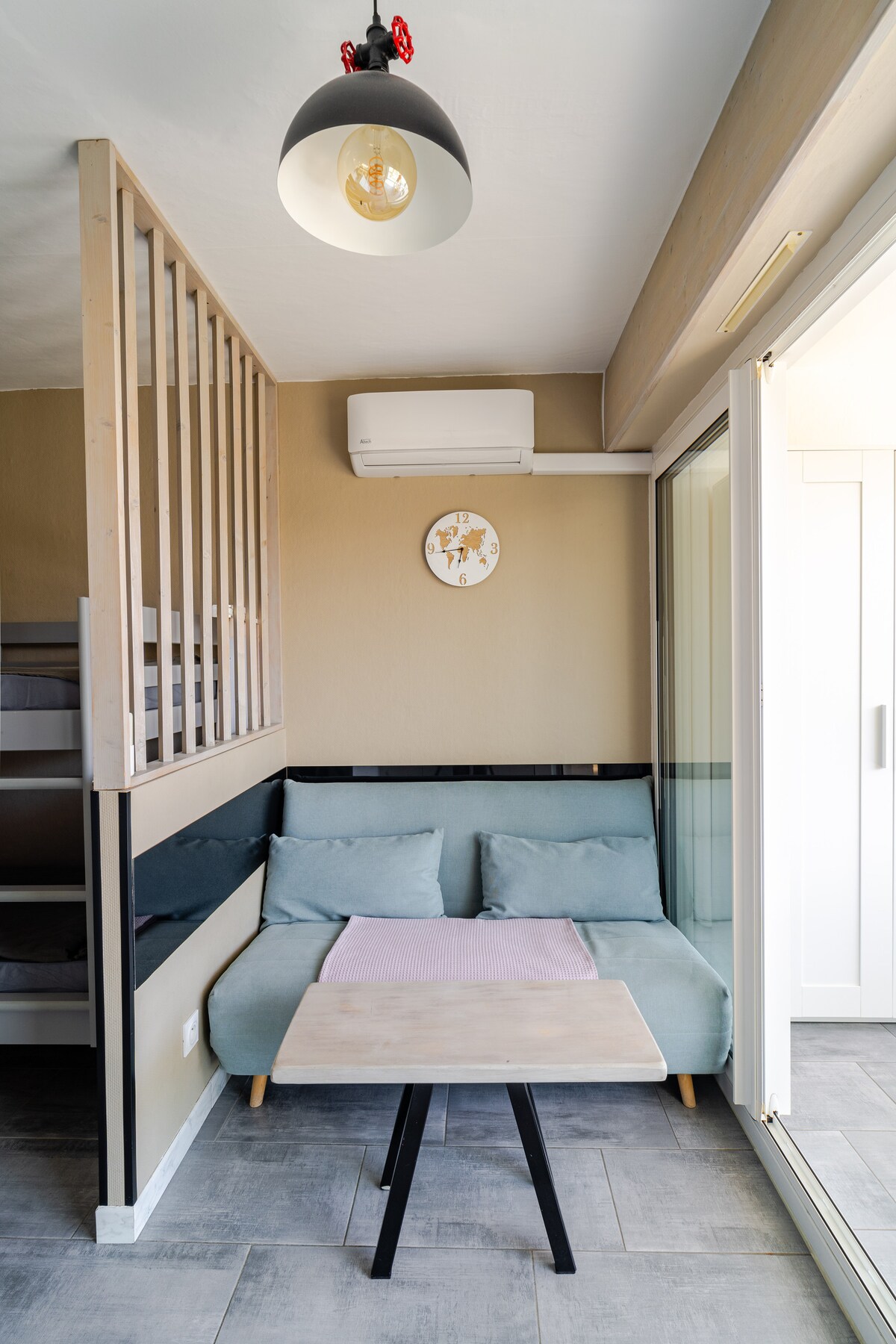 Popular Airbnb listing: Renovated 4-person apartment, sea view with air conditioning / private parking in Canet En Roussillon