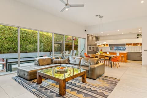 Top Airbnb: Modern Oasis in the heart of the city! 3br 3.5ba in Camelback East