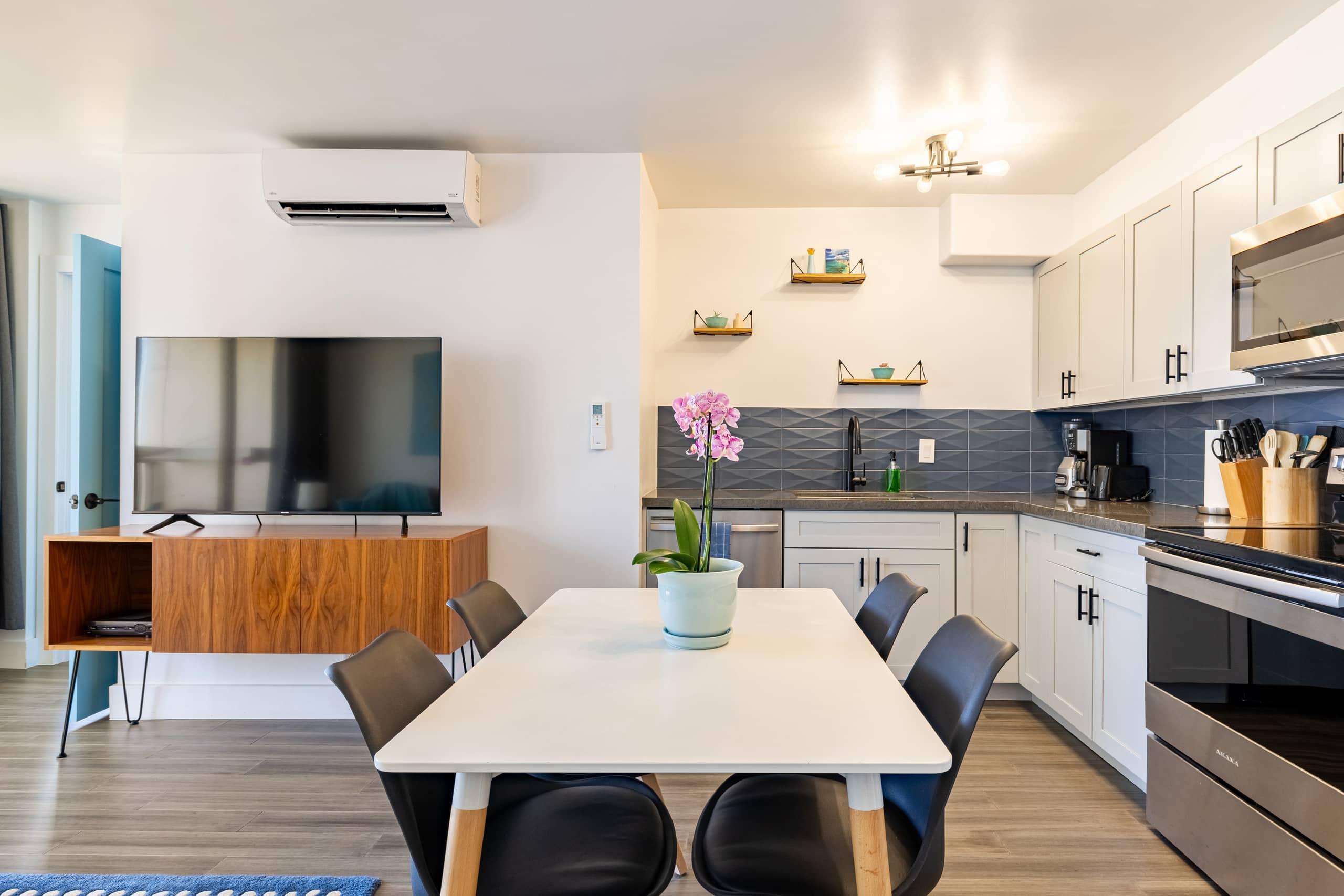 Condo in Honolulu · ★4.94 · 1 bedroom · 2 beds · 1 private bath - Image 12