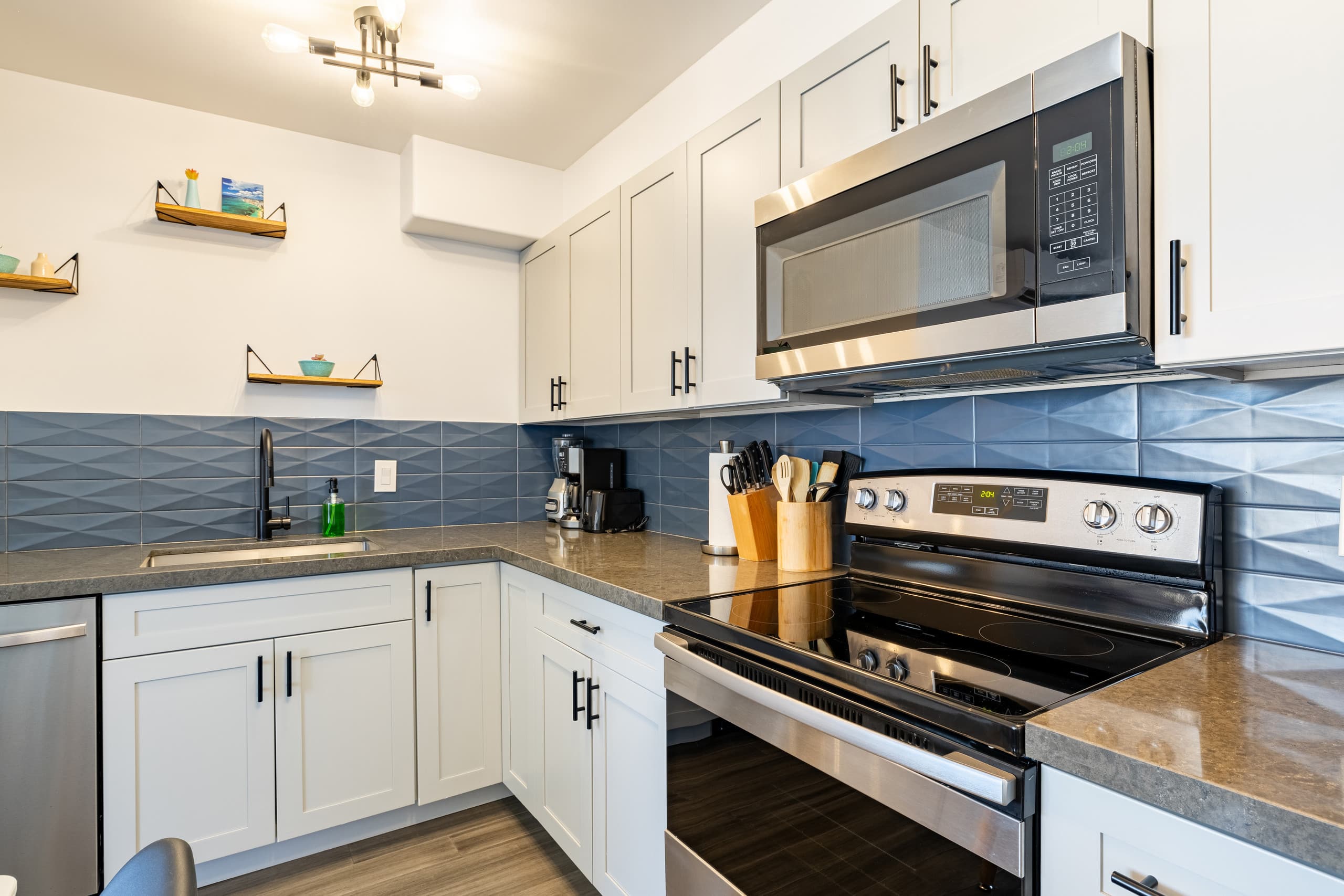 Condo in Honolulu · ★4.94 · 1 bedroom · 2 beds · 1 private bath - Image 9
