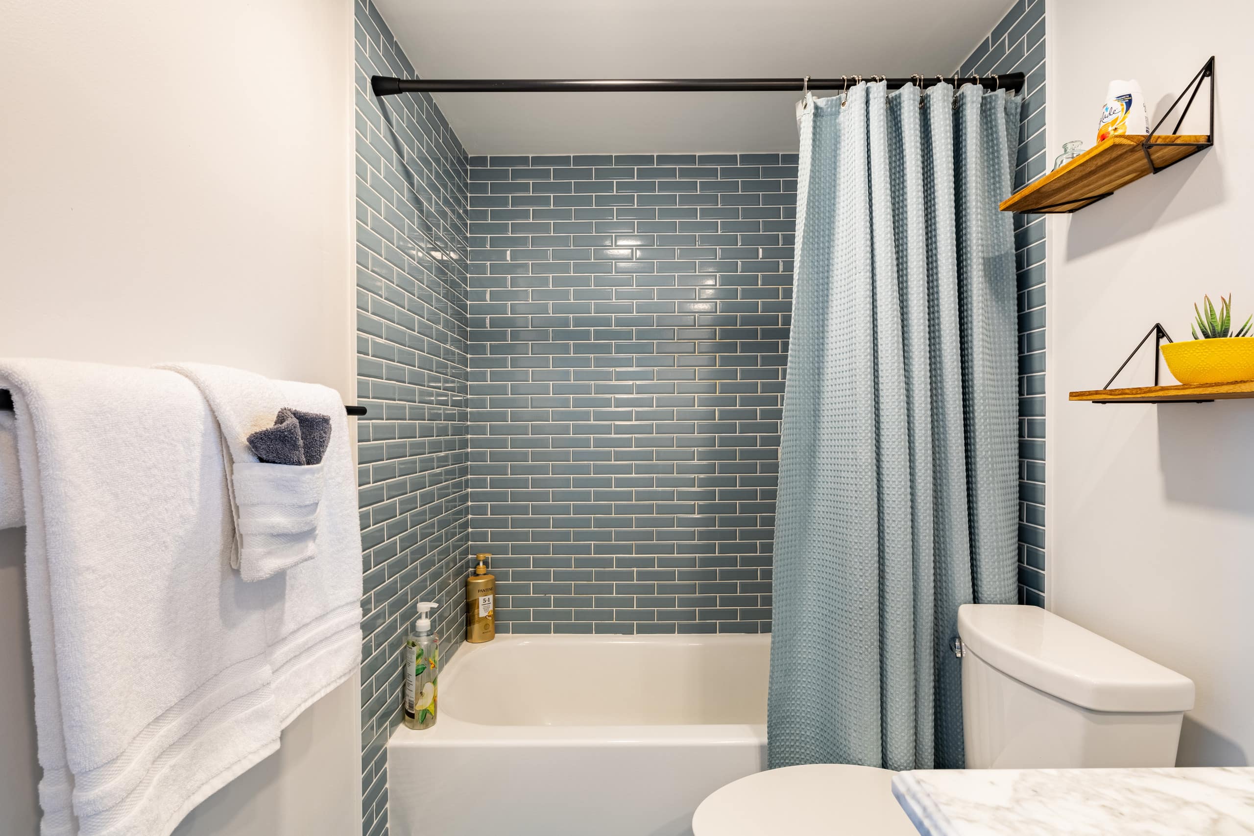 Condo in Honolulu · ★4.94 · 1 bedroom · 2 beds · 1 private bath - Image 21