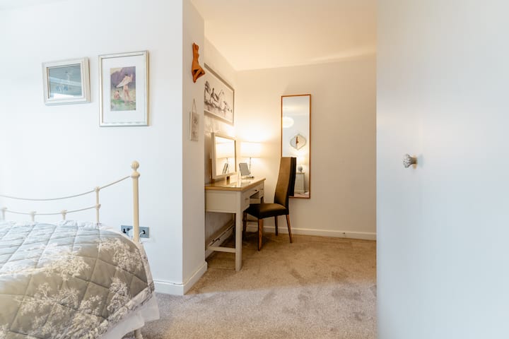 Соблекувална. (Фен за коса во фиока)