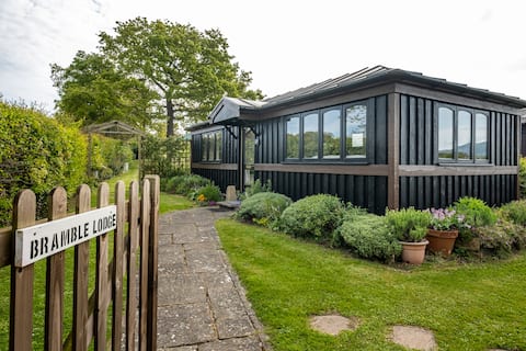 Bramble Lodge  charming cosy lodge, private garden