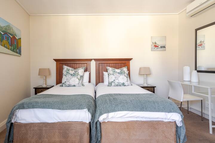 Waterfront, canals, CTICC: gorgeous 2-bedrm apart gallery image 3