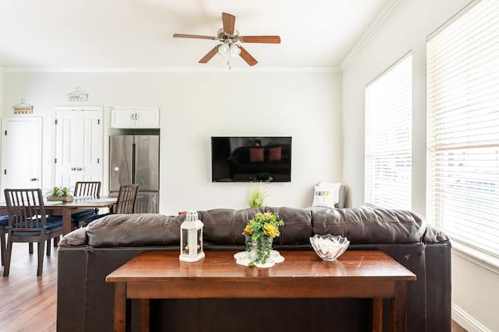 Woodsy Retreat • Private 2bd/1ba • Covered Parking - Buda, TX