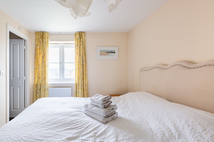 Dormitorio 2: doble con baño privado.