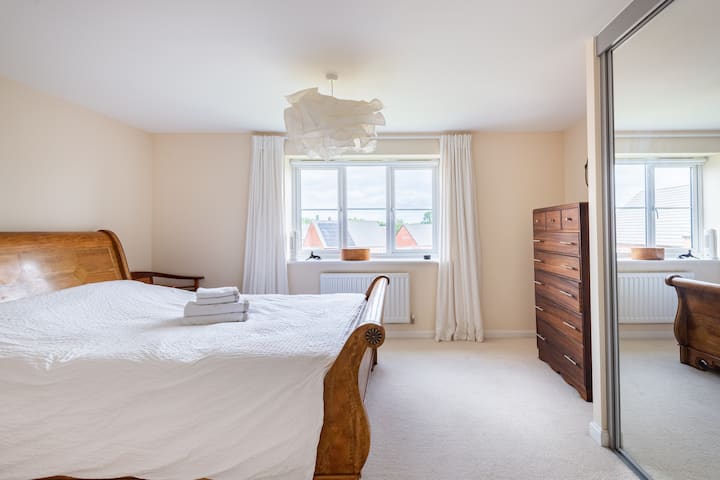 Dormitorio principal con baño privado