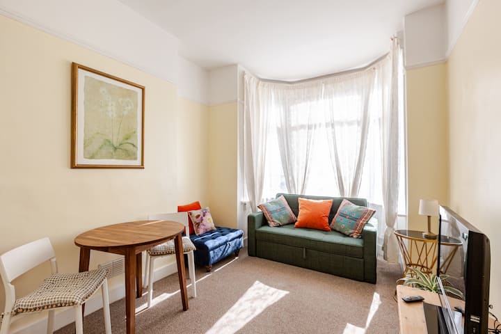 1 Bed Garden Flat In The Heart Of Leigh, Sleeps 3. - 濱海紹森德