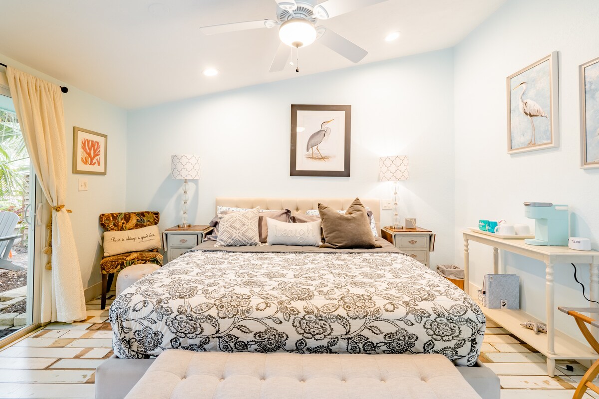 Bedroom 1 - King bed