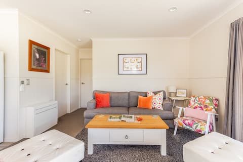 Top Airbnb: Old Man Vineyard Cottage. in Central Otago District East