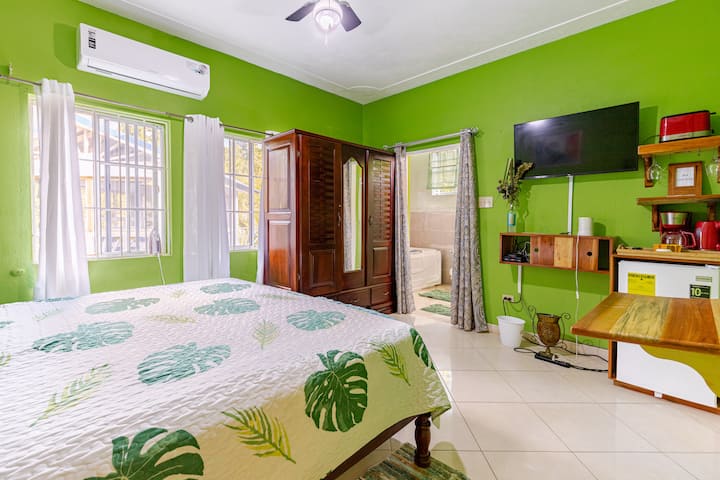 Segundo dormitorio tamaño king que ofrece comodidad y privacidad, perfecto para familias o parejas que viajan juntas.