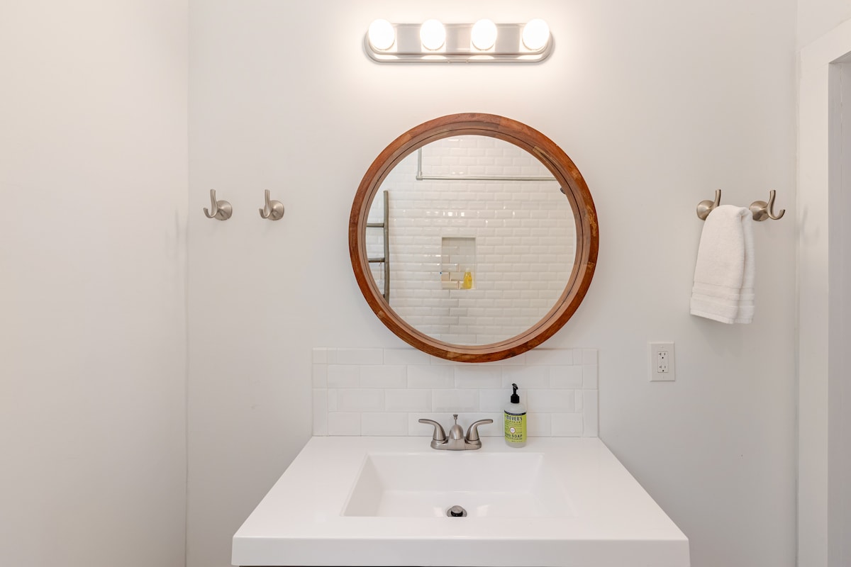 Artist loft, garden & porch