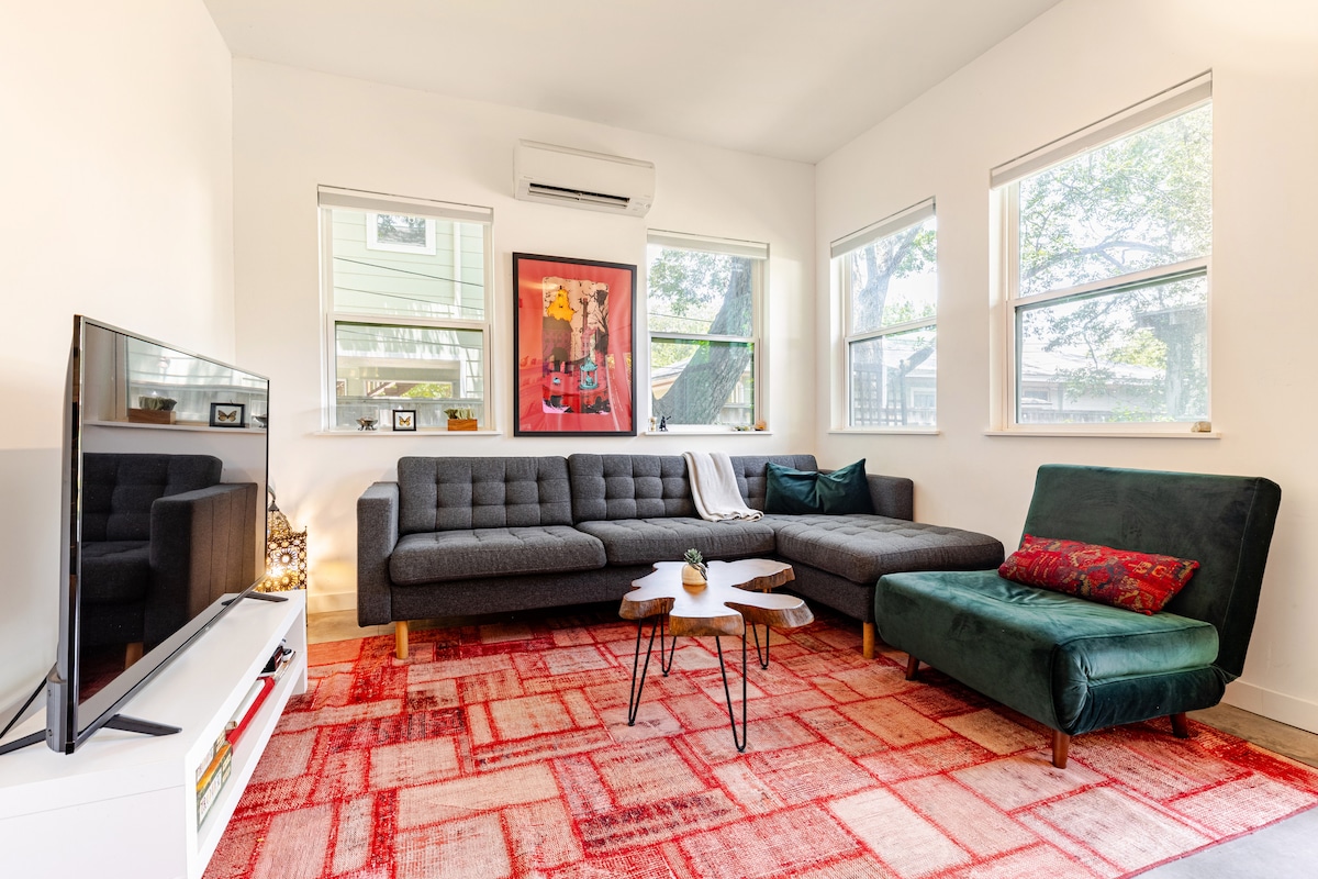 Artist loft, garden & porch