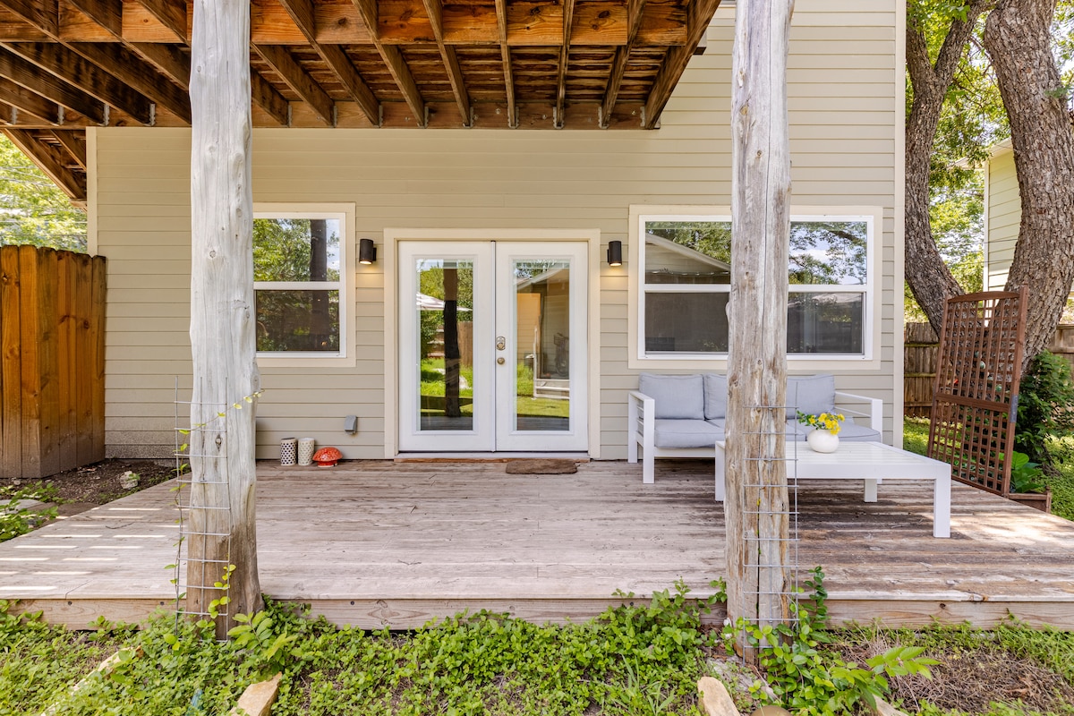 Artist loft, garden & porch