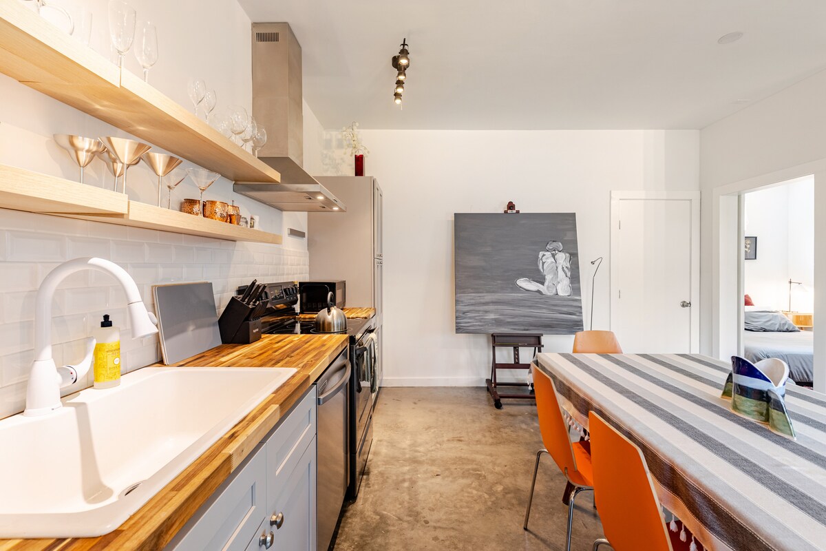 Artist loft, garden & porch