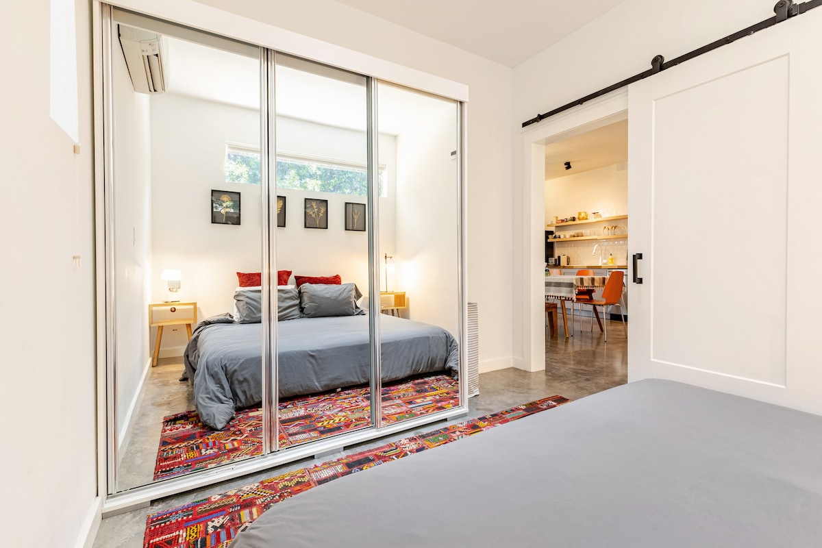 Artist loft, garden & porch