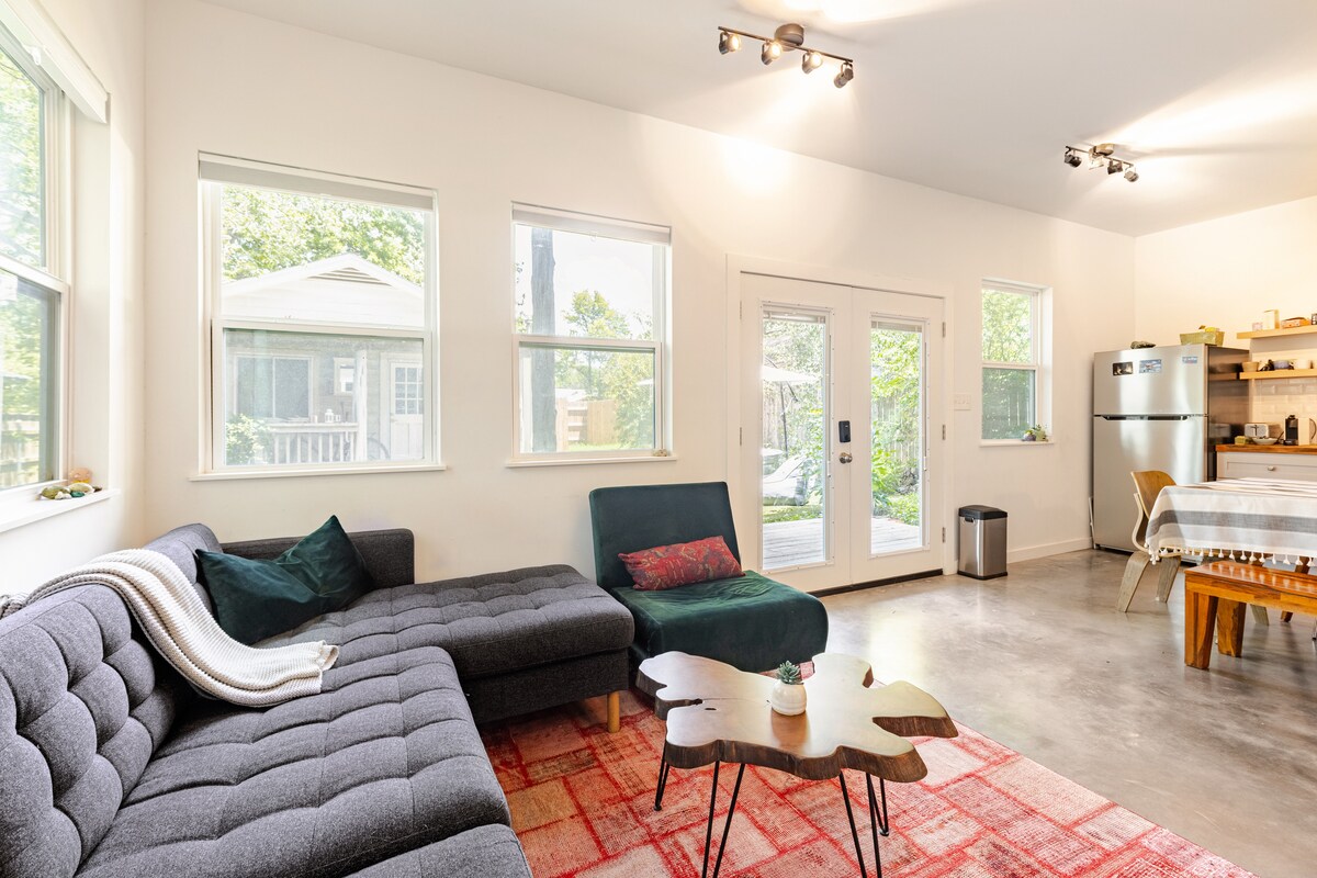 Artist loft, garden & porch