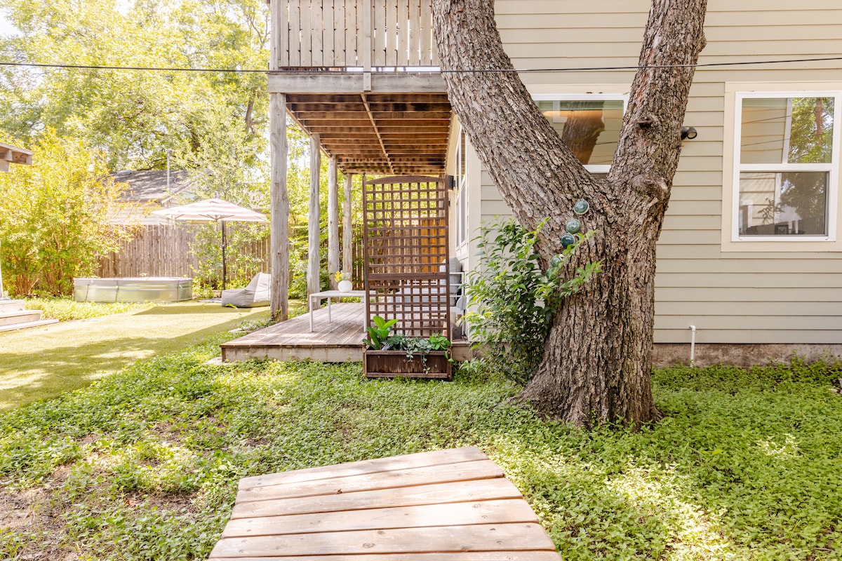 Artist loft, garden & porch
