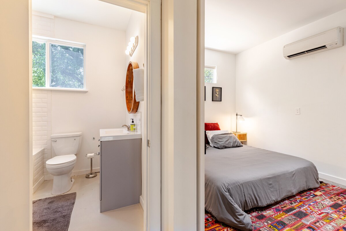 Artist loft, garden & porch