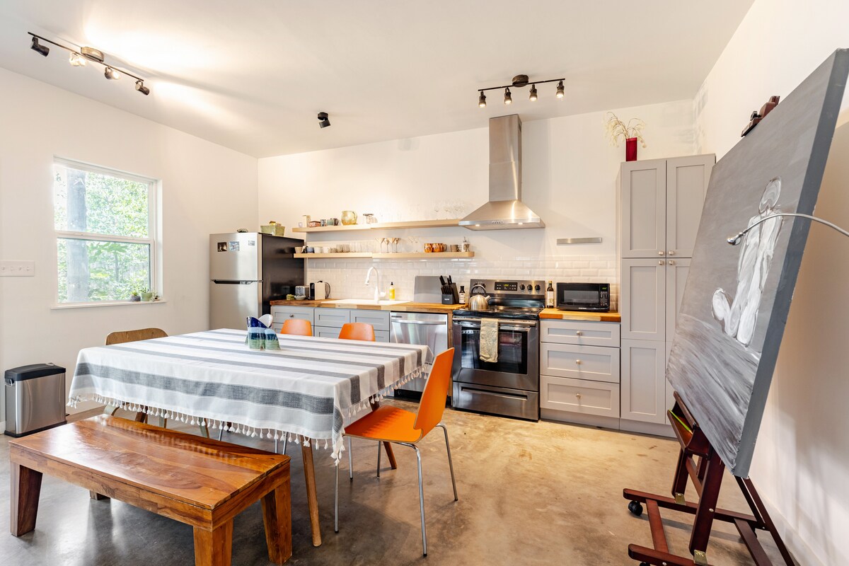 Artist loft, garden & porch