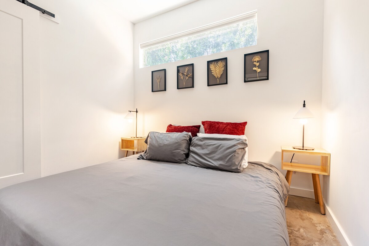 Artist loft, garden & porch