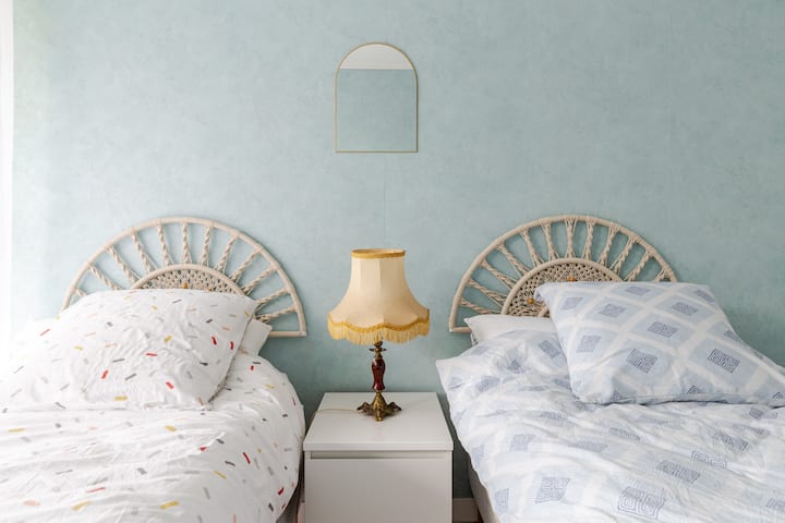 חדר שינה עם 2 מיטות יחיד (יש מצעים)