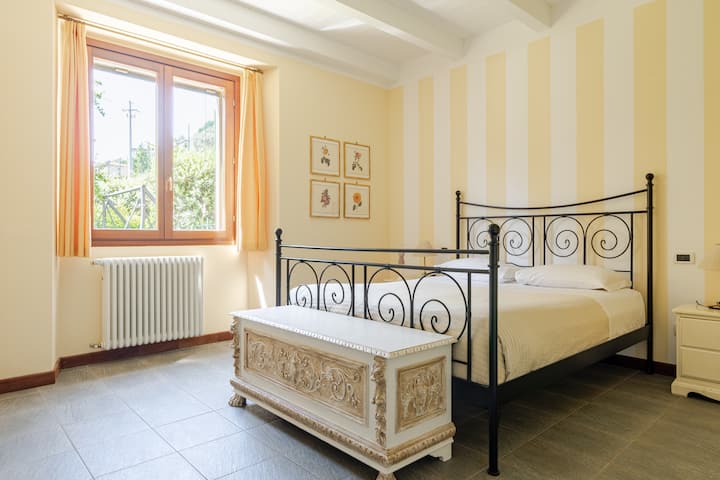 Dormitorio principal con cama tamaño king (200 x 160 cm).