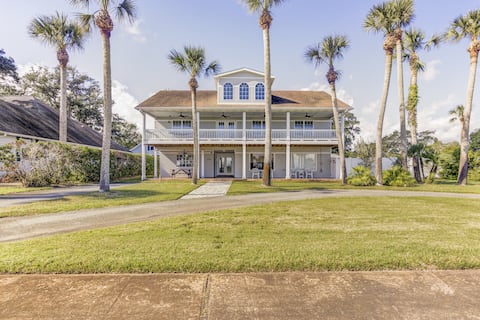 Halifax Riverfront Oasis - 8 Bedrooms Heated Pool