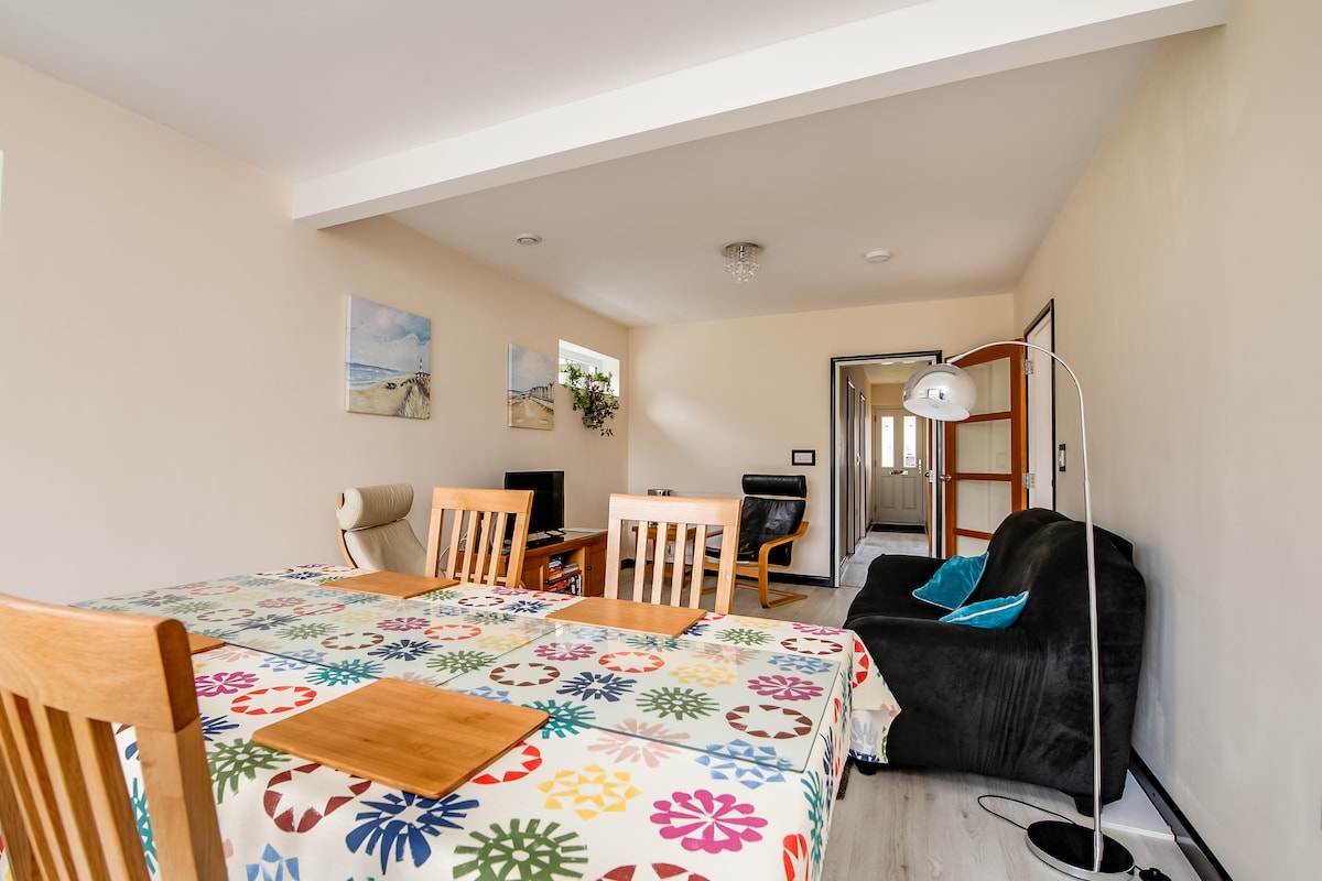 Top Airbnb: Entire 3 bed bungalow close to General Hospital in Chilworth