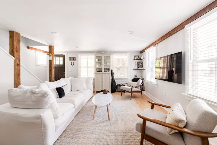 Entire House Walking Distance To Everything! - Saratoga Springs, NY