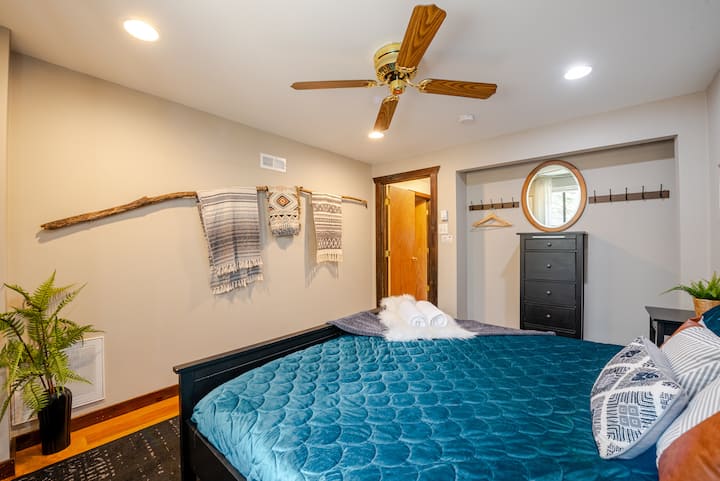 „Uživajte u ovoj luksuznoj bračnoj sobi s plišanom posteljinom, modernim sadržajima i mirnim ambijentom. Uživajte u savršenom noćnom odmoru i probudite se podmlađeni u svom šarmantnom utočištu.