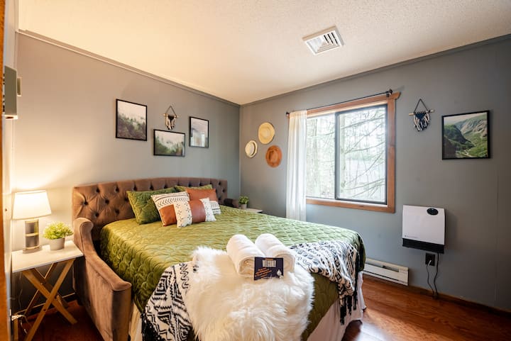 Opustite se u ovoj luksuznoj spavaćoj sobi s plišanom posteljinom i modernim sadržajima. Lijepo se naspavajte i probudite se osvježeni u svom elegantnom smještaju