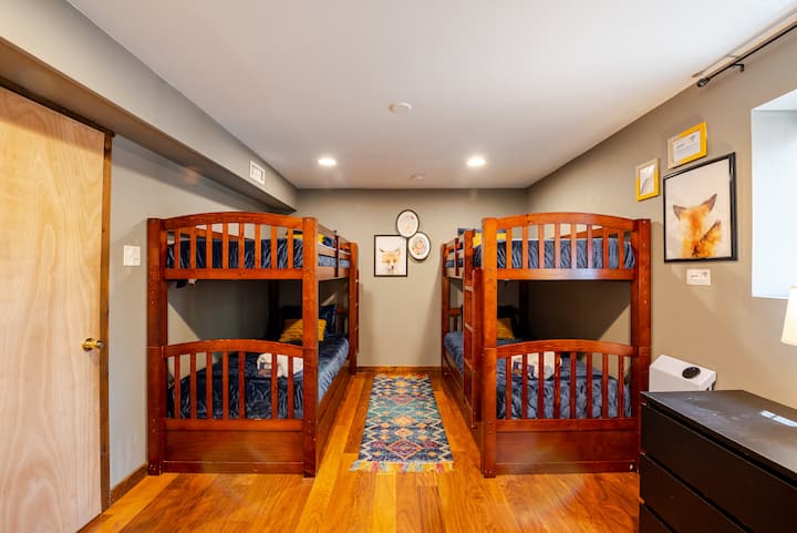 Opustite se u ovoj elegantnoj dvokrevetnoj sobi s plišanom posteljinom, modernim sadržajima i mirnom atmosferom. Uživajte u mirnom noćnom spavanju i probudite se osvježeni u svom udobnom utočištu.