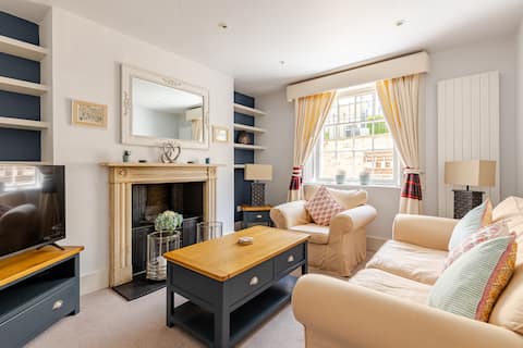 MontpellierCourtyard Apt,parking for 1 car.Sleeps4