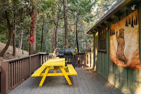 Rustic Miner’s Pinewood, Tri-Level, Tree-Top Cabin
