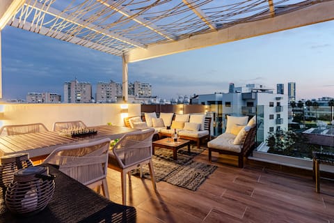 CC23 · Rooftop Living | Hot Tub • BBQ • Fast Wi-Fi